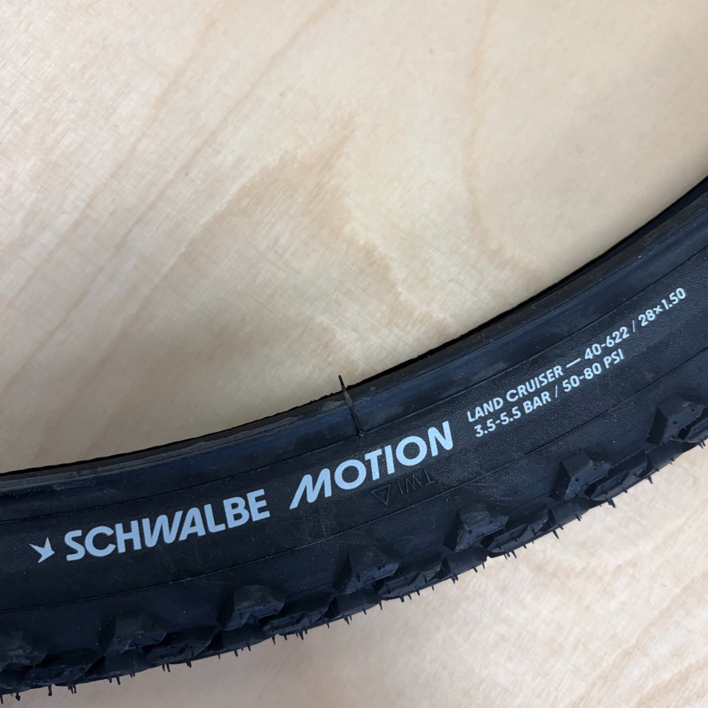 Schwalbe Motion Land Cruiser 700 x 40c Wired 700c Bike Tyre