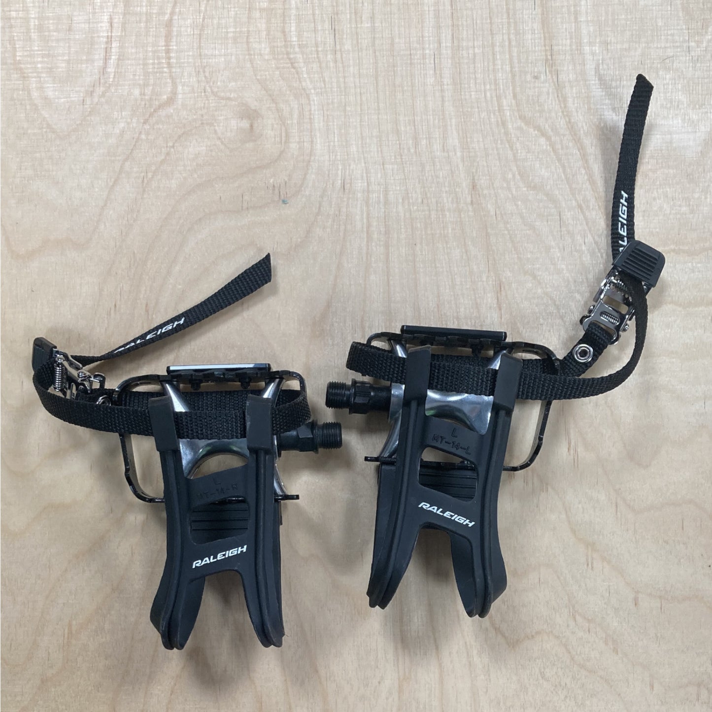 Raleigh Mountain Bike Pedal and Toe Clip with Straps 9/16" Bike Pedal Toe Clips Alternate 2