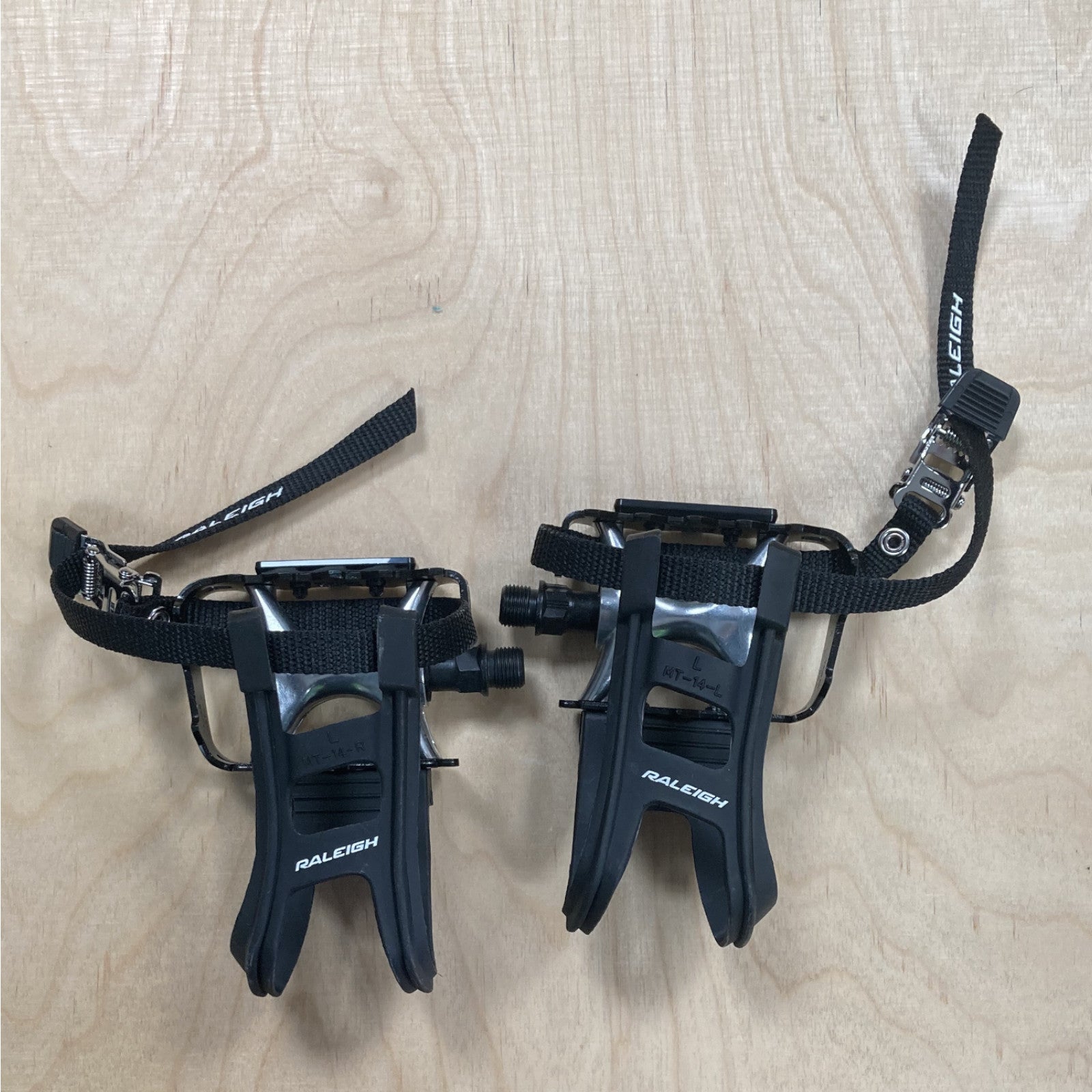 Raleigh Mountain Bike Pedal and Toe Clip with Straps 9/16" Bike Pedal Toe Clips Alternate 2