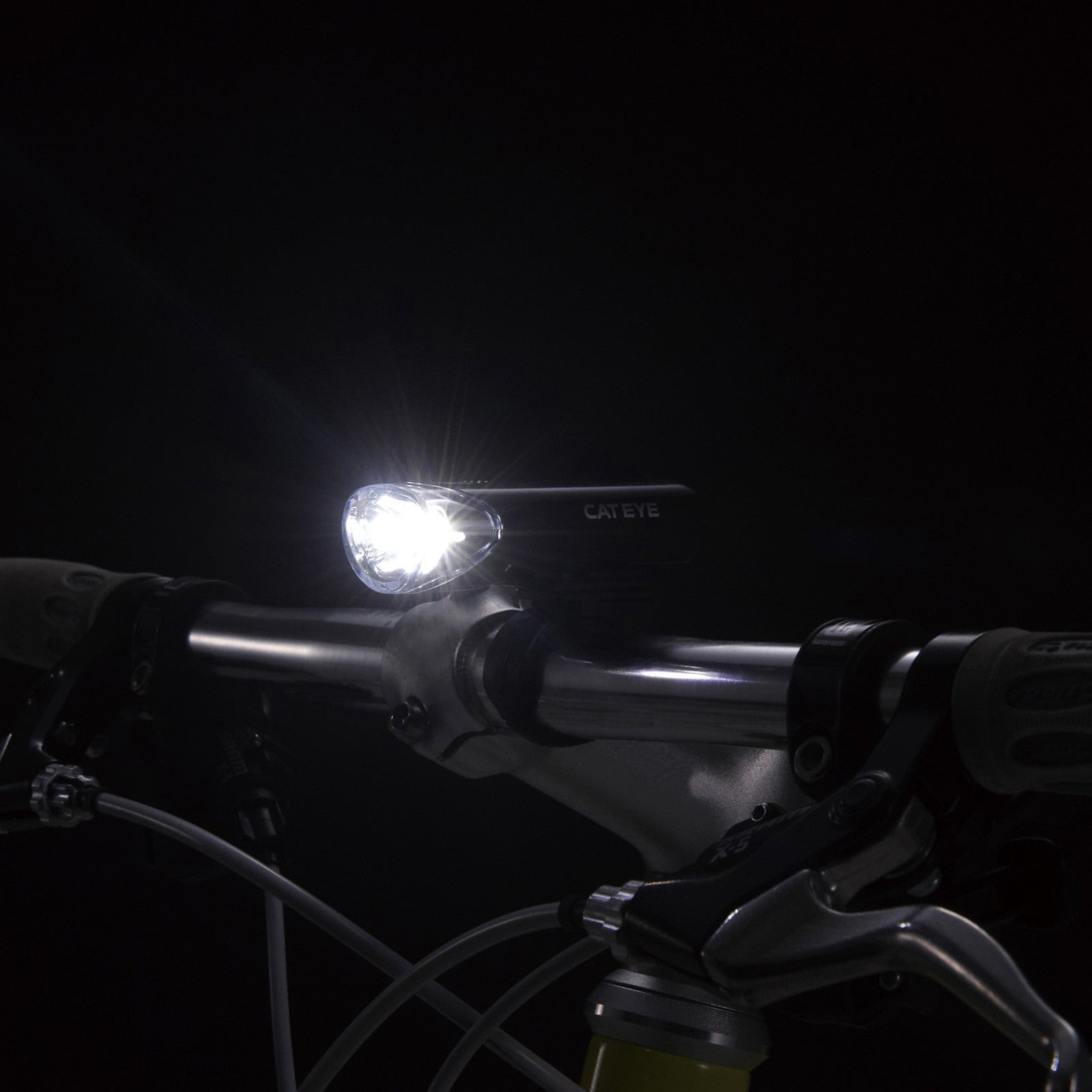 Cateye EL-135 3 LED Front Bike Light Alternate 2