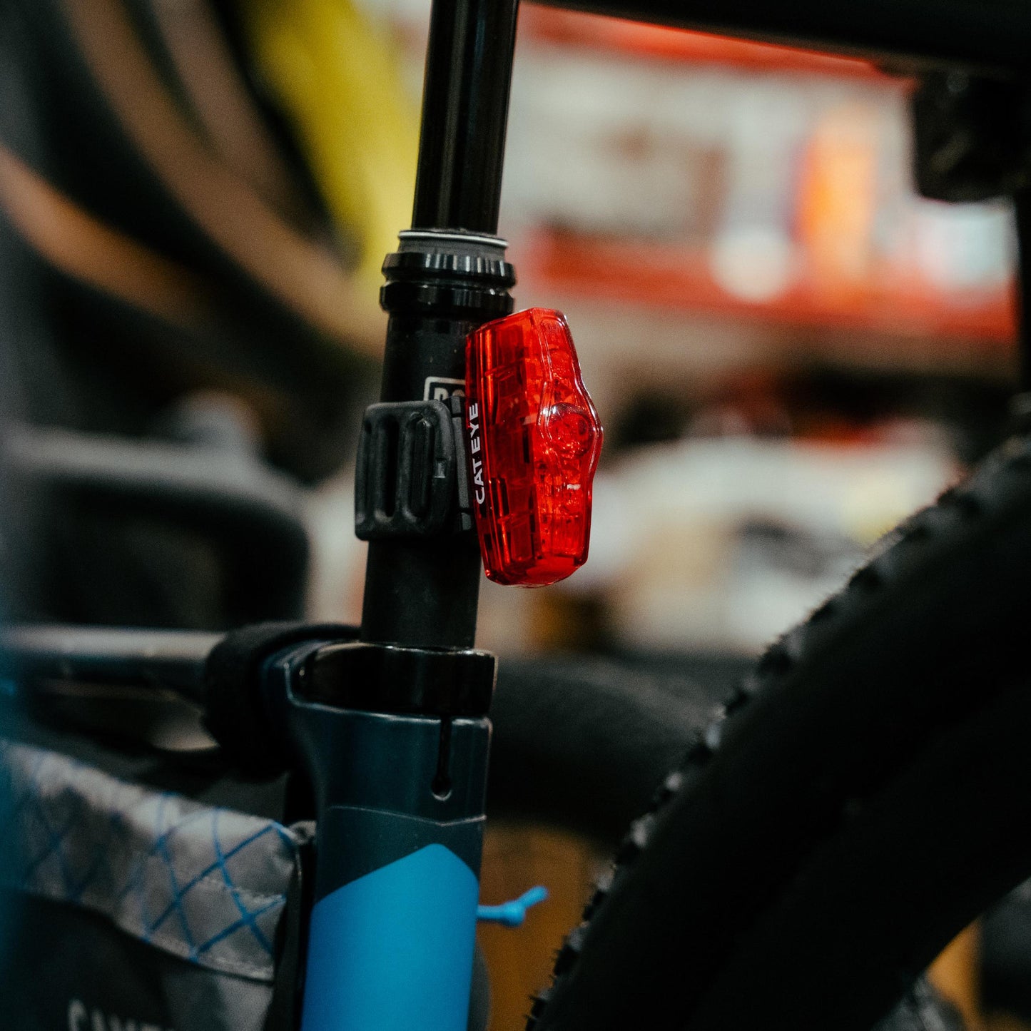 Cateye Viz 100 USB-C Rear Bike Light Alternate 1