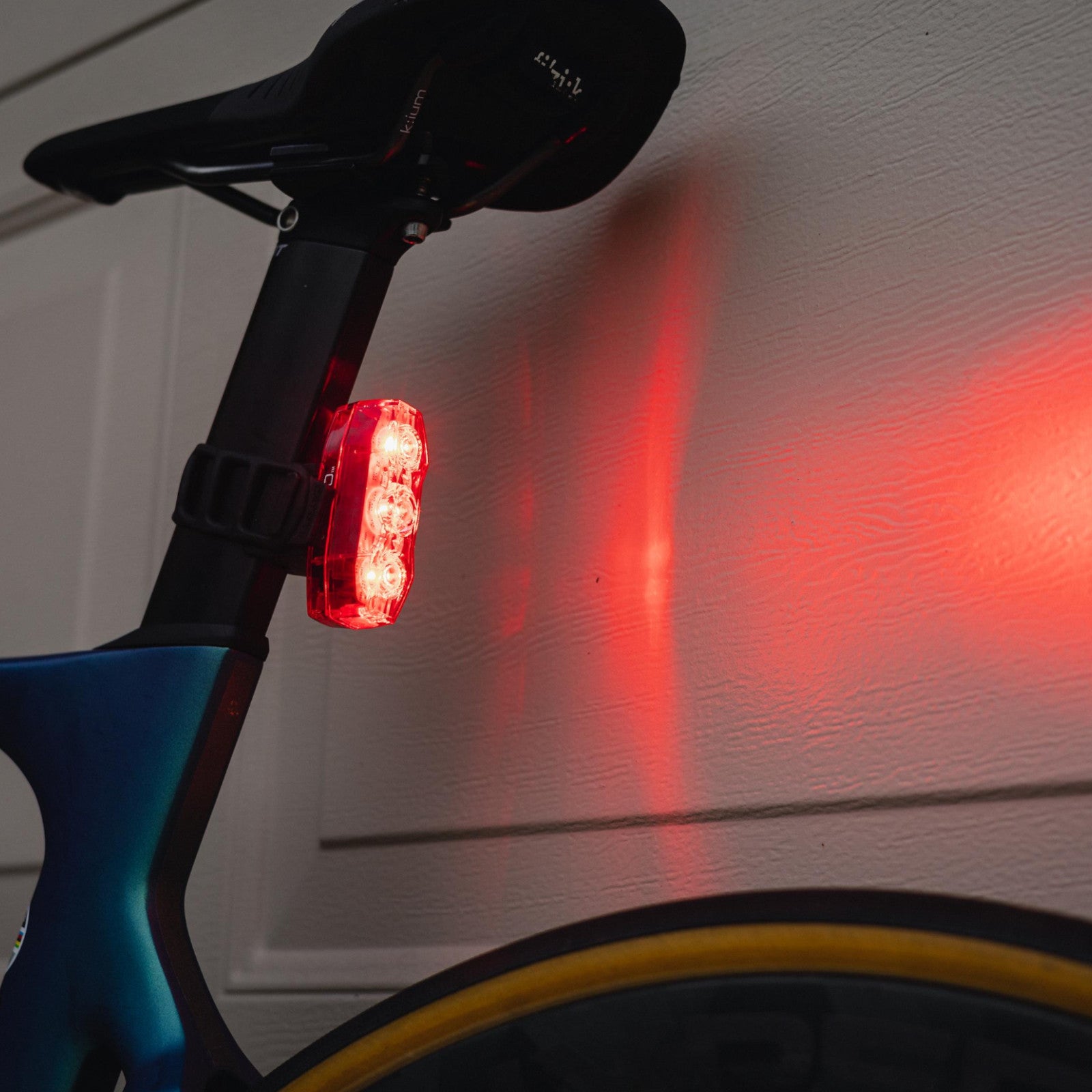 Cateye Viz 450 USB-C Rear Bike Light Alternate 3