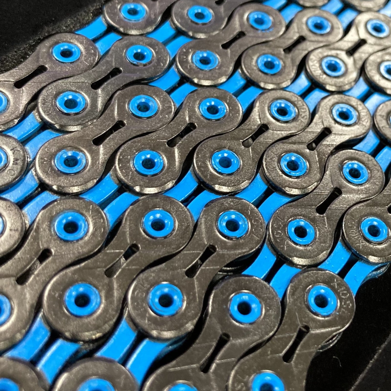 KMC X10 SL DLC 10 Speed Bike Chain Black/Blue Alternate 3