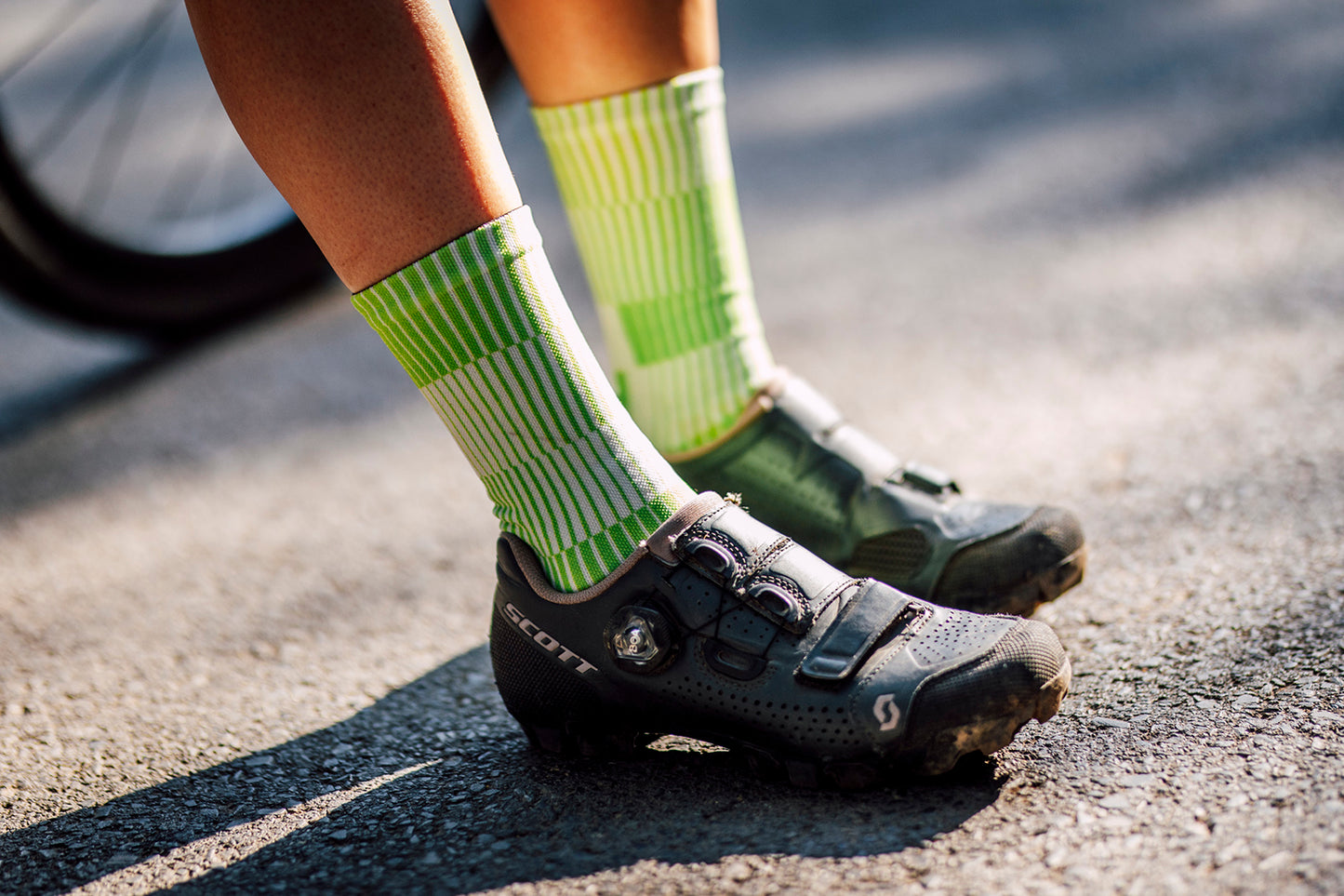 Sox Footwear Slight Green Minimalist Premium Crew Men's Cycling Socks Alternate 2