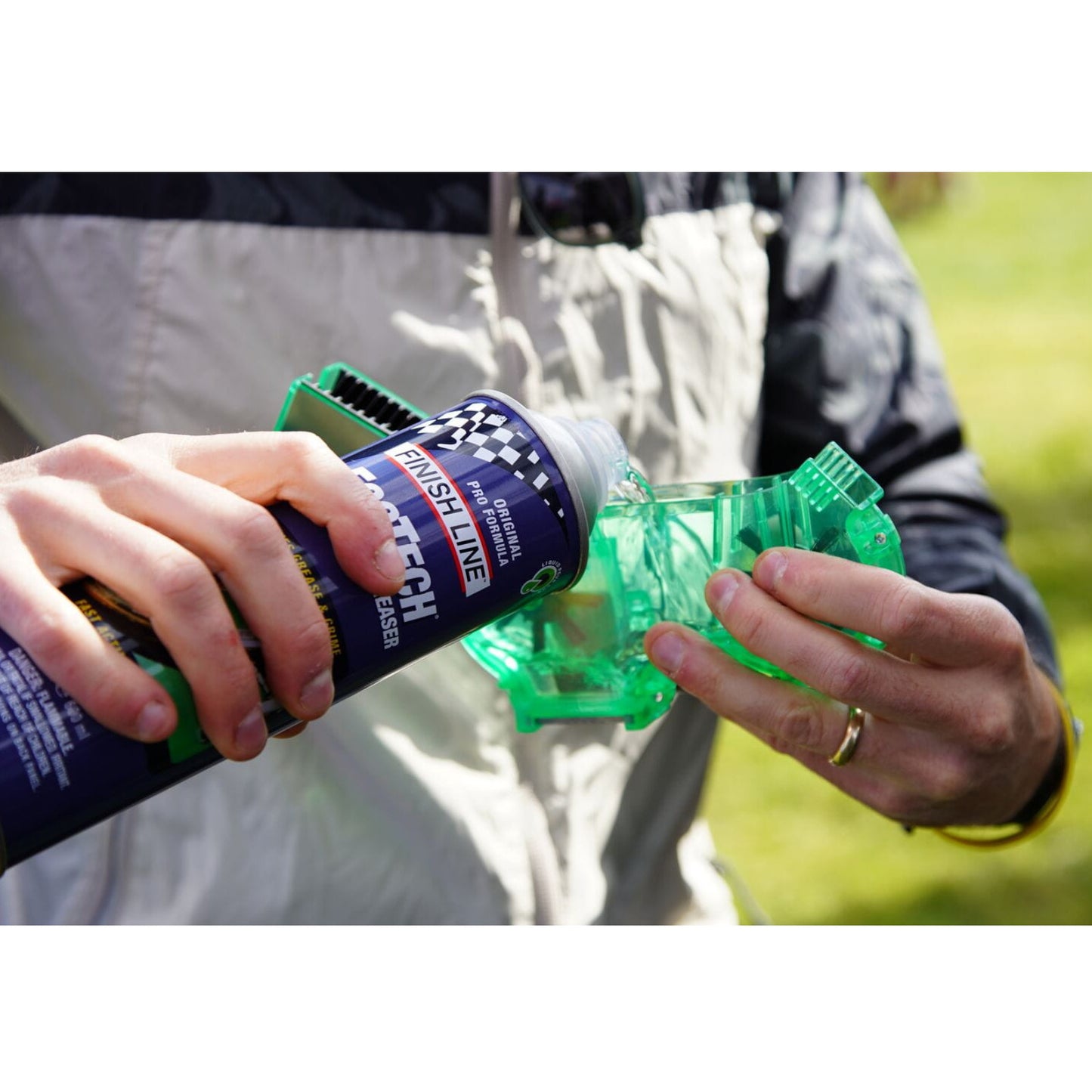 Finish Line Pro Chain Cleaner Bike Chain Cleaning Device Alternate 1