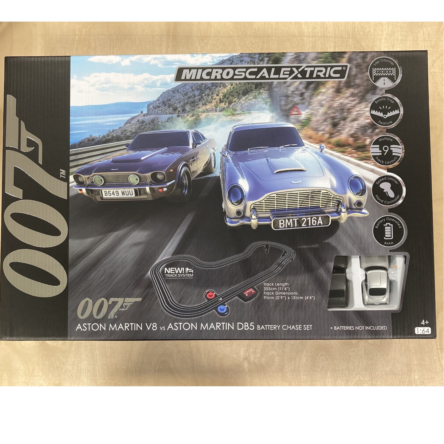 Scalextric Micro James Bond Aston Martin DB5 vs. V8, batteriebetriebenes Scalextric-Schienen- und Autoset