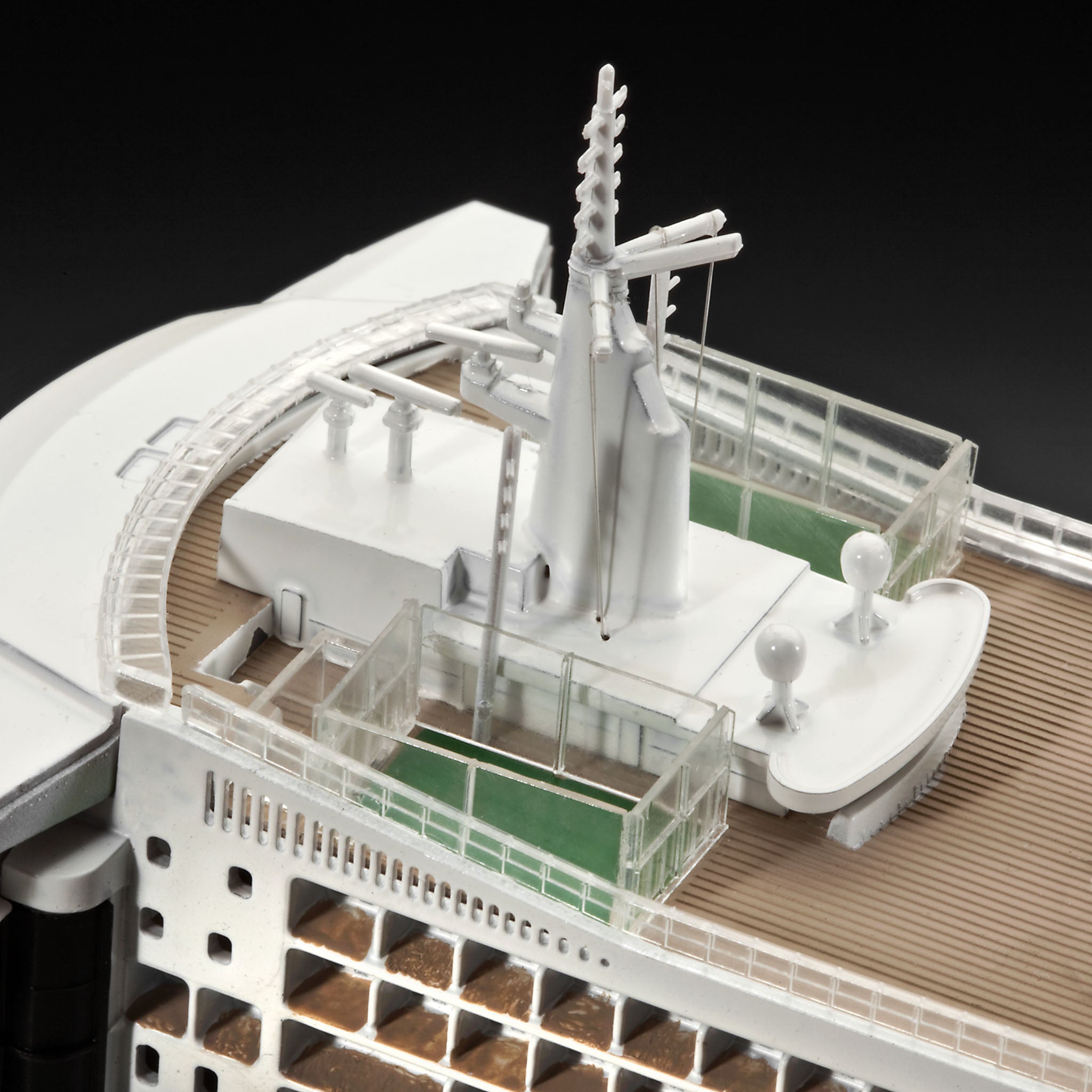 Warship Model Kit Revell Queen Mary 2 1:700 Alternate 2