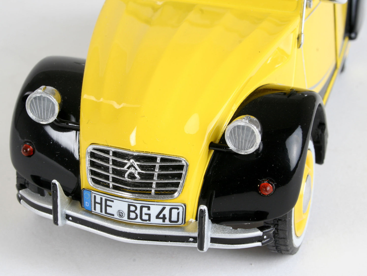 Revell Citroen 2CV Charleston in 1:24 bouwpakket met lijm en verf · Modelsport Revell Citroen 2CV Charleston in 1:24 bouwpakket met lijm en verf · Modelsport