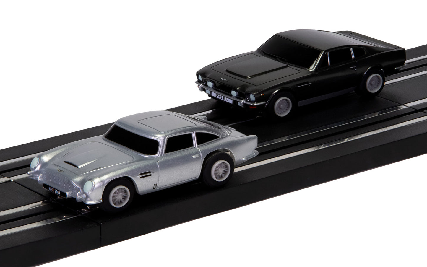 Scalextric Micro James Bond Aston Martin DB5 vs V8 Ensemble de piste et de voiture Scalextric alimenté par batterie
